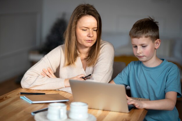 Mãe passando um tempo com seu filho