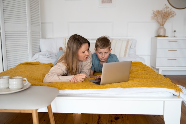 Mãe passando um tempo com seu filho