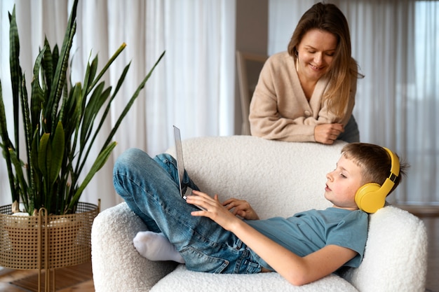 Mãe passando um tempo com seu filho