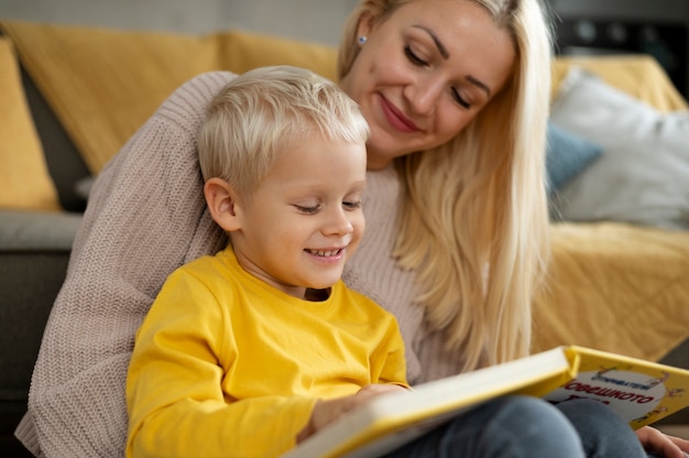 Mãe passando um tempo com seu filho