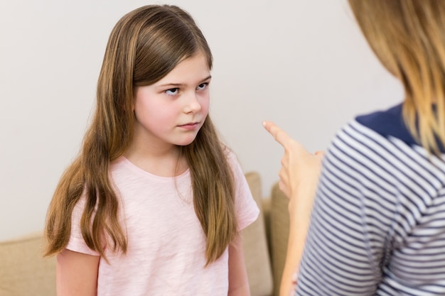 Mãe repreendendo a filha na sala de estar