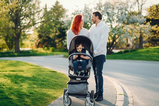 mãe ruiva em uma blusa branca wallking com seu belo homem