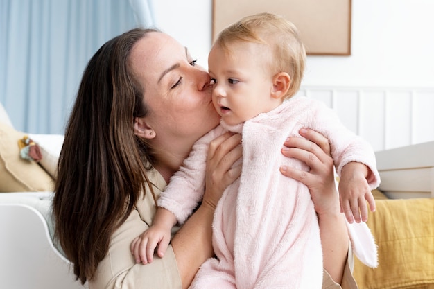 Mãe segurando a filha nos braços