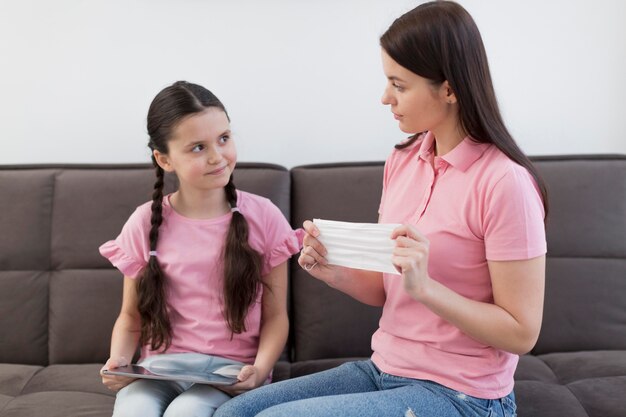 Mãe, segurando a máscara médica