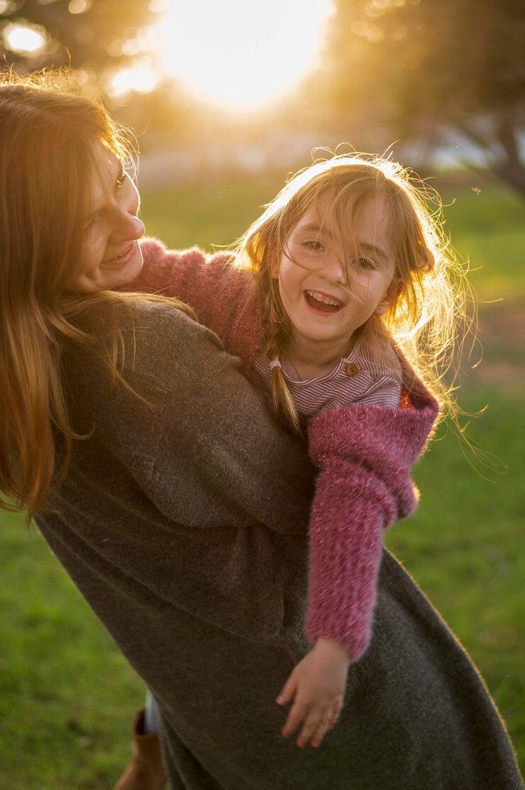 Foto grátis mãe segurando filha feliz tiro médio