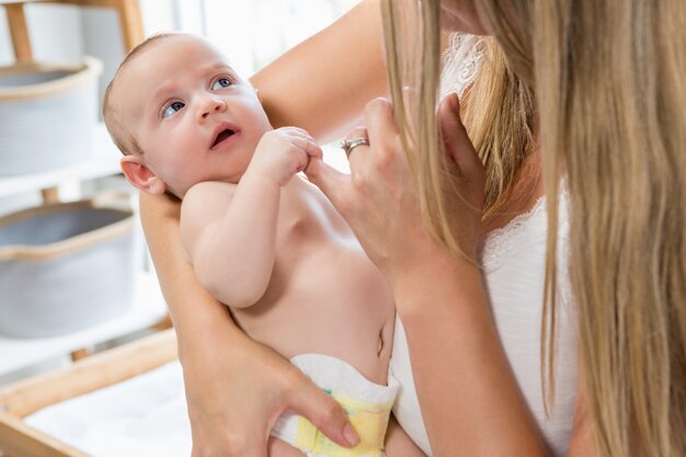 Mãe segurando seu bebê