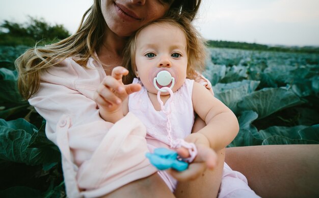 Mãe segurando sua filha nos braços