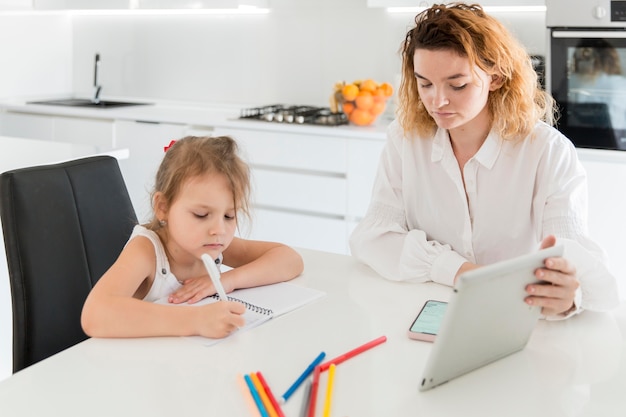 Foto grátis mãe segurando tablet