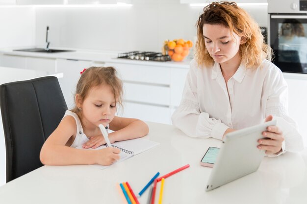 Mãe segurando tablet