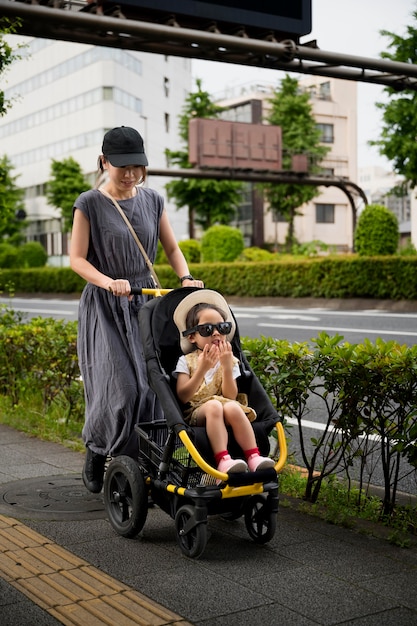 Foto grátis mãe solteira dando um passeio com a filha