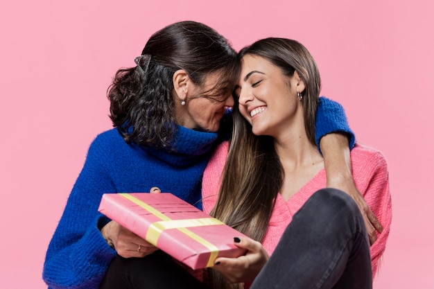 Mãe surpreendente da menina com presente