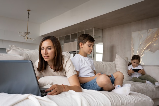 Mãe teletrabalhando em casa tiro completo