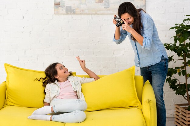 Mãe tirando uma foto de sua filha