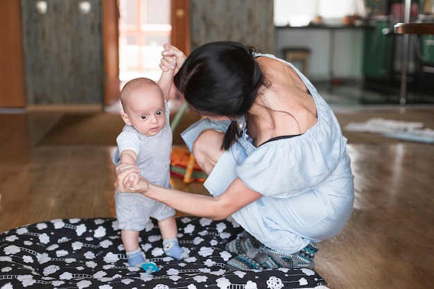 Foto grátis mãe, tocando, com, bebê, casa