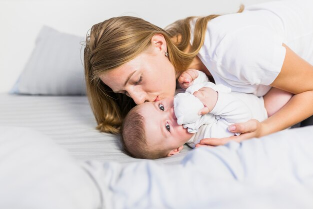 Mãe, tocando, com, dela, bebê