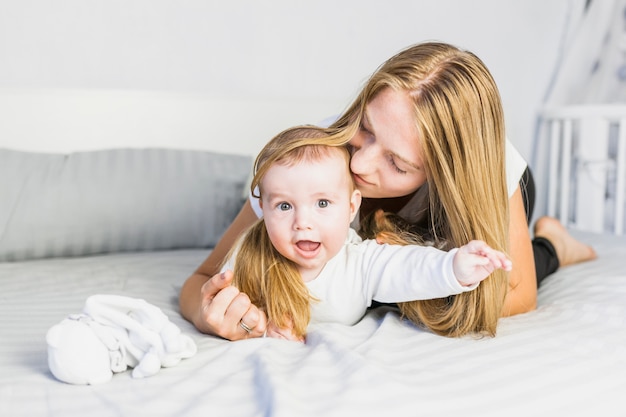 Mãe, tocando, com, dela, bebê