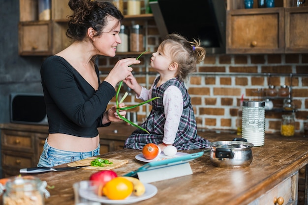 Mãe, tocando, com, filha, em, cozinha