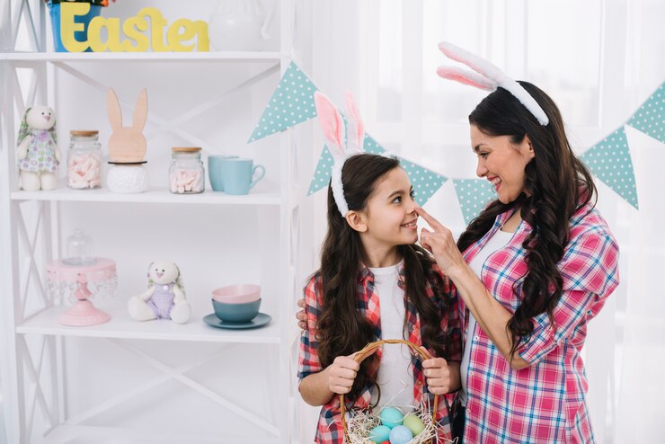 Foto grátis mãe, tocar, dela, filha, nariz, com, dedo, segurando, ovos easter, cesta