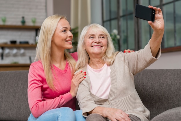 Mãe tomando uma selfie com a filha