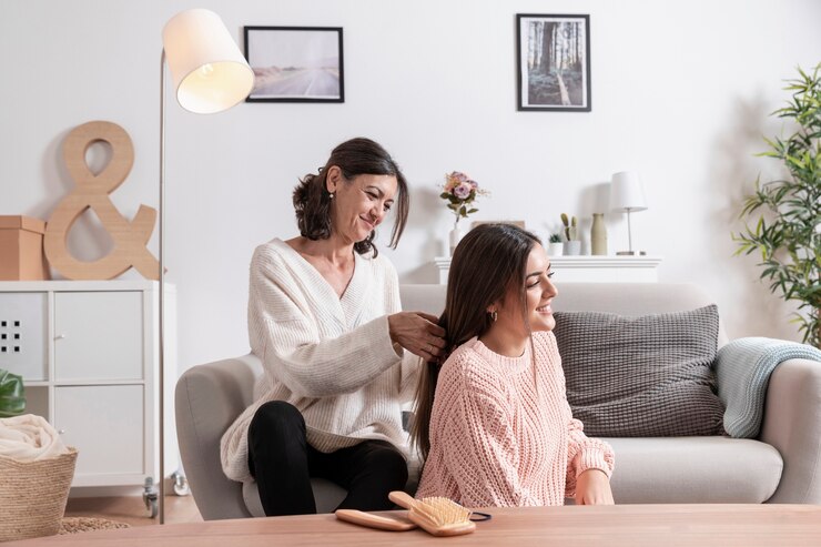 Foto grátis mãe, trançar o cabelo da filha