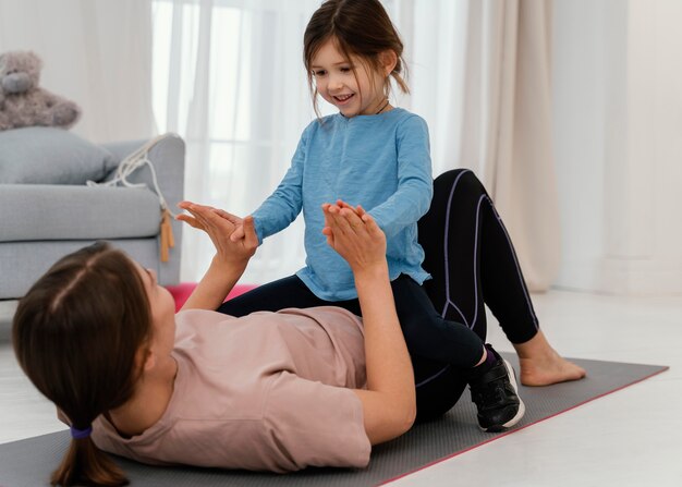 Mãe treinando com criança sorridente