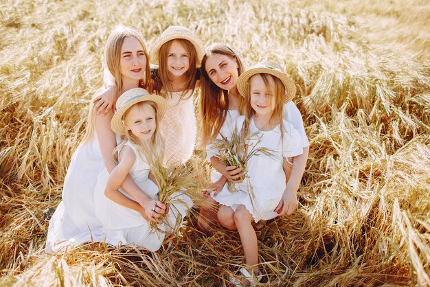 Mães com filhas brincando em um campo de outono