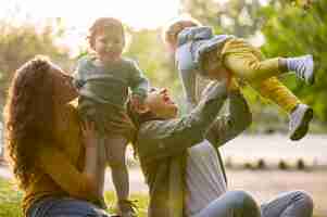 Foto grátis mães lgbt felizes ao ar livre no parque com seus filhos