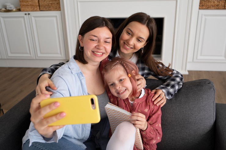 Foto grátis mães passando um tempo juntas com suas filhas dentro de casa
