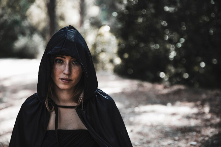Foto grátis mágico feminino alegre na floresta iluminada pelo sol