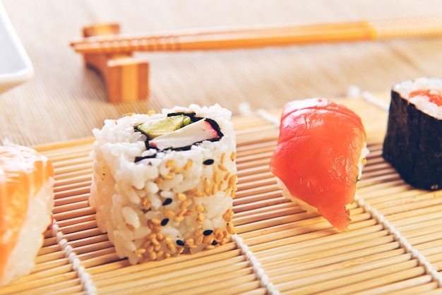 Maki Sushi ajustado em fundo de madeira