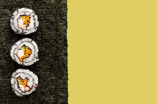 Maki sushi na nori com espaço de cópia