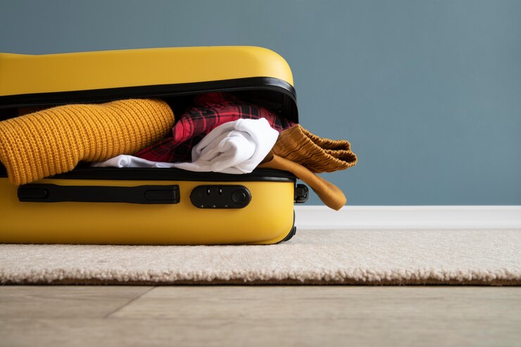 Foto grátis mala de viagem e embalagem de preparações