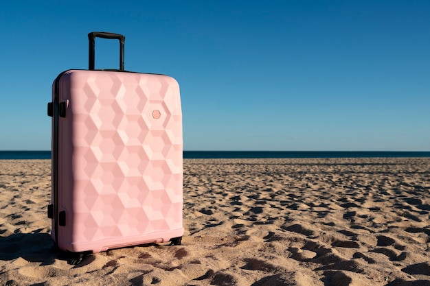 Foto grátis maleta com rodas na praia