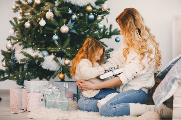 Mamãe e filha presentes de embrulho