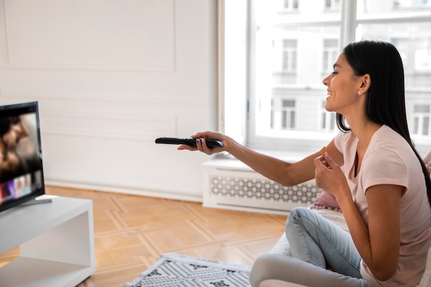 Foto grátis mamãe passando um tempo na frente da tv