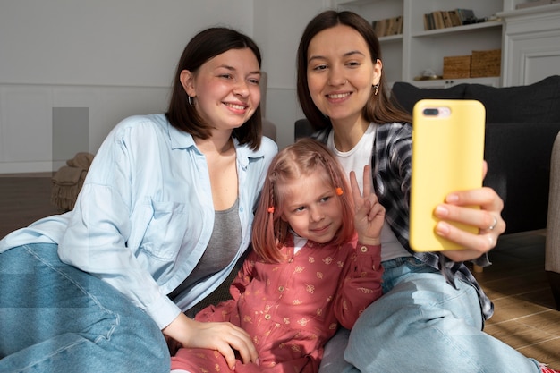 Mamães passando um tempo com sua filha dentro de casa