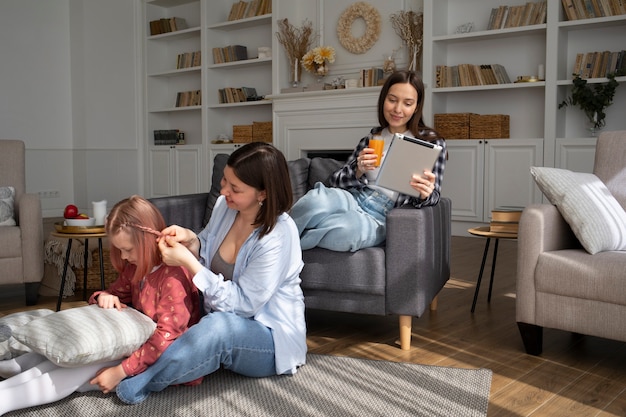 Mamães passando um tempo juntas com sua filha