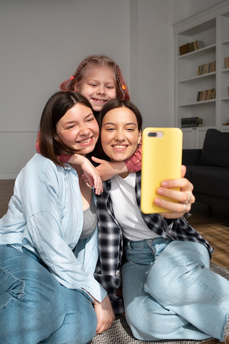 Foto grátis mamãs passando um tempo juntas com a filha em casa