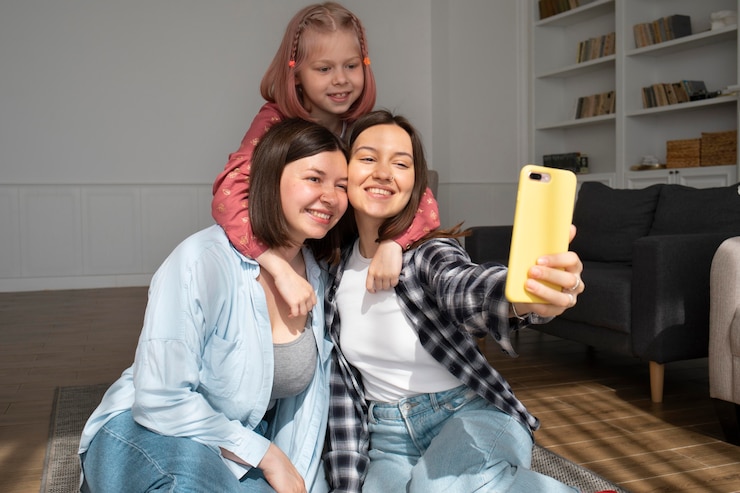 Foto grátis mamãs passando um tempo juntas com a filha em casa