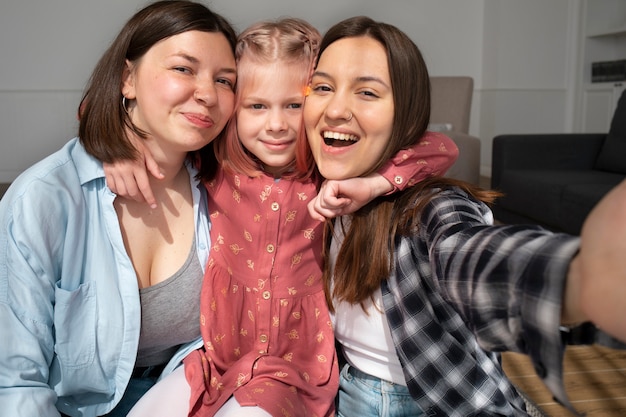 Mamãs passando um tempo juntas com a filha em casa