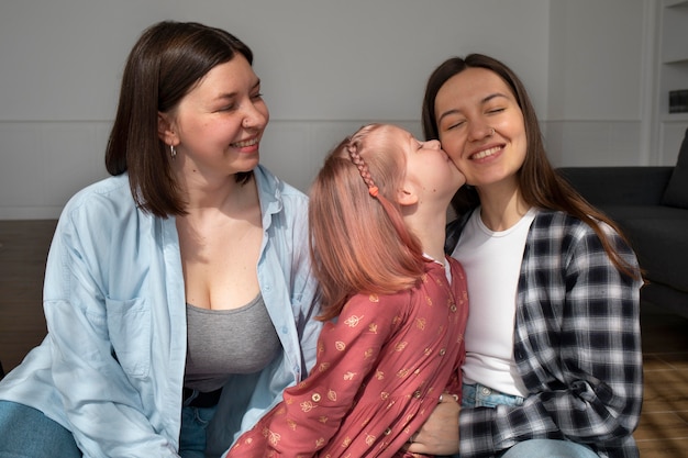 Mamãs passando um tempo juntas com a filha em casa