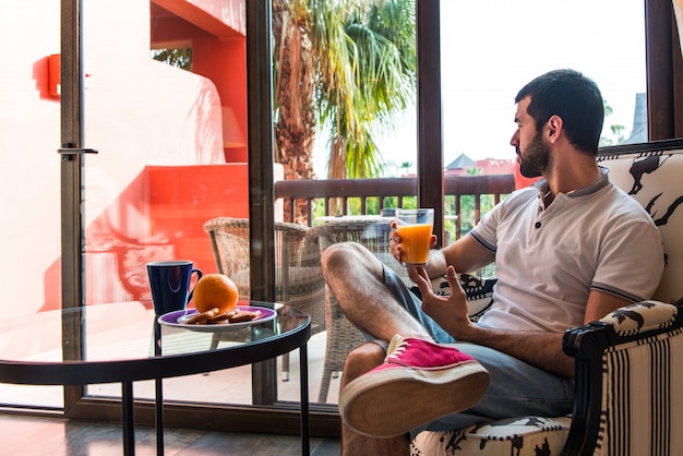 Foto grátis man bebendo suco de laranja