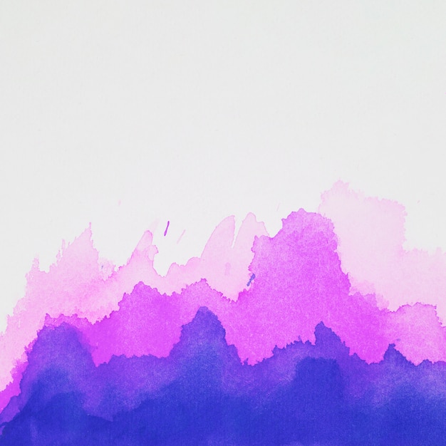 Manchas azuis e violetas de tintas em papel branco