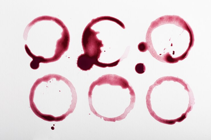Foto grátis manchas de vinho tinto em material branco
