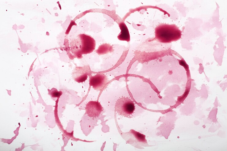 Foto grátis manchas de vinho tinto em tecido branco