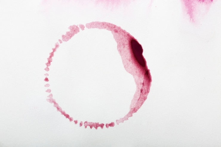 Foto grátis manchas de vinho tinto em tecido branco