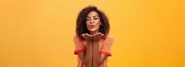 Foto grátis mandando um beijo apaixonado para a pessoa mais amorosa, romântica, atraente e elegante, jovem afro-americano