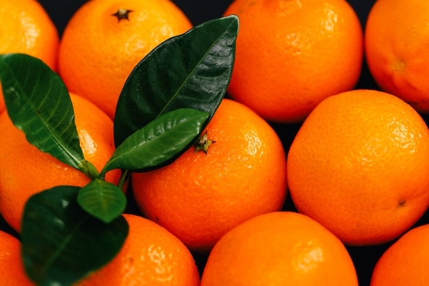 Mandarinas em cima da mesa