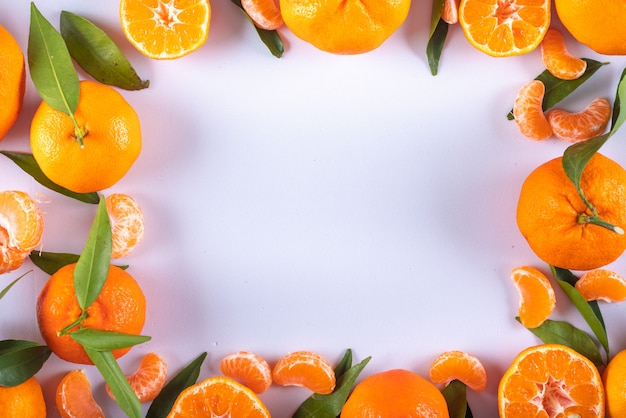 Foto grátis mandarinas quadro vista superior com espaço de cópia na superfície branca