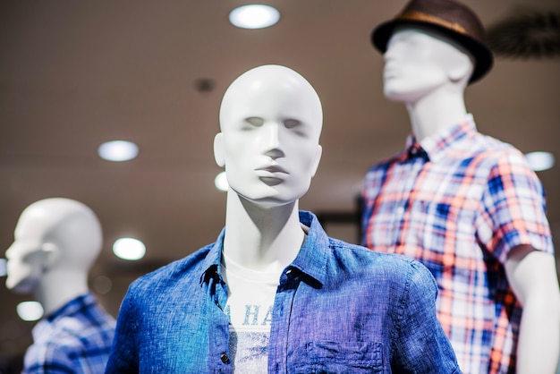 Manequim em roupa masculina